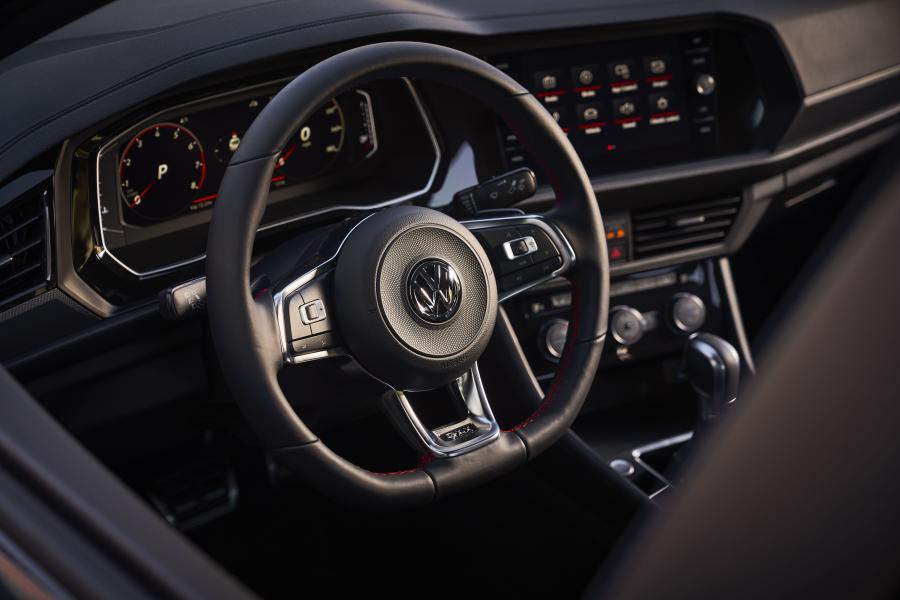 Интерьер Volkswagen Jetta GLI S 2019 года  (NA) (фото 7 из 40)